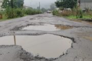 चिंचवली,शेडवली रस्त्यात खड्डेच खड्डे नगरपरिषदेचे दुर्लक्ष.