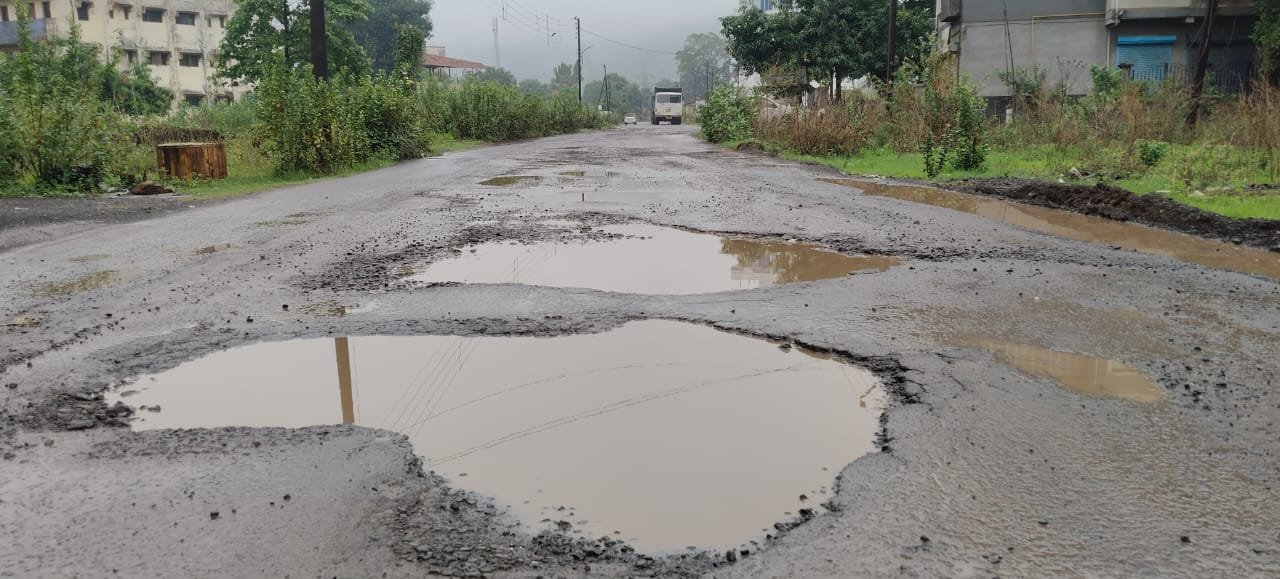 चिंचवली,शेडवली रस्त्यात खड्डेच खड्डे नगरपरिषदेचे दुर्लक्ष.