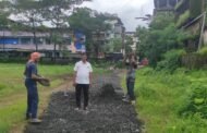 सरस्वती नगर जवळील रस्त्यावर स्व खर्चाने खडी टाकून रस्ता केला चालण्यास योग्य.