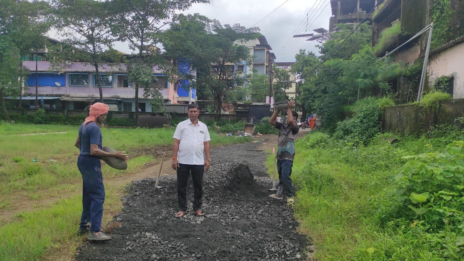 सरस्वती नगर जवळील रस्त्यावर स्व खर्चाने खडी टाकून रस्ता केला चालण्यास योग्य.
