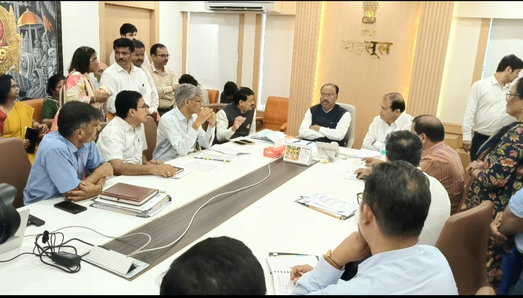 आरसीएफ शाळेतील शिक्षकांच्या थकीत वेतनप्रश्नी मंत्री बावनकुळे यांच्या दालनात बैठक.
